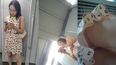 地铁跟随抄底高颜值清纯美眉 皮肤白皙 看着清清爽爽很养眼 性感大屁屁一扭一扭超诱惑 4K原档