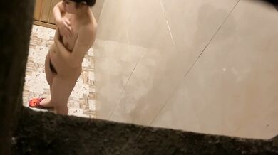 冒死爬气窗偷窥房东的女儿洗澡、B毛非常旺盛性欲一定很强